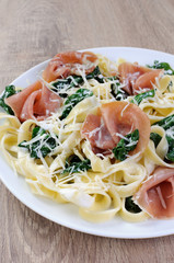 Pasta with spinach and ham