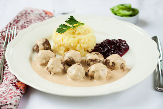 Traditional Swedish meatballs with mashed potatoes and red bilbe