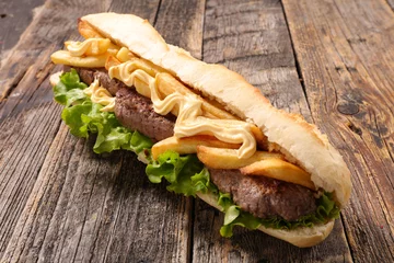 Türaufkleber Sandwich mit Rindfleisch und Pommes frites © M.studio