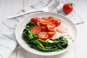 tomato and spinach salad with egg.