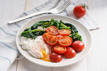 tomato and spinach salad with egg.