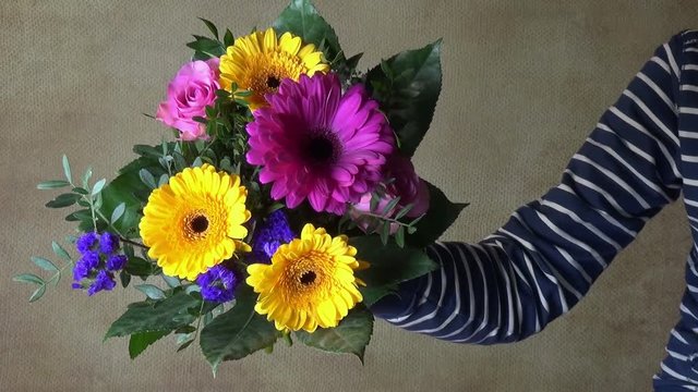 Blumenstrauss wird &uuml;bergeben