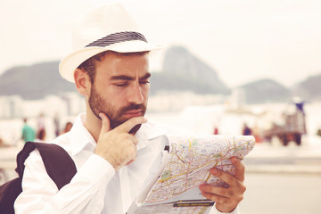 Tourist mit Landkarte in Rio sucht den Weg im Vintage-Cinema-Look 