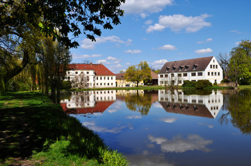 Obraz premium Fischereischule Königswartha mit Wohnheimgebäude