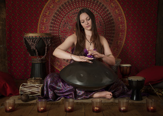 Hand pan player