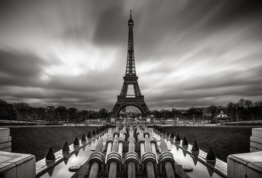 Fototapeta Wieża Eiffla i Trocadero o wschodzie słońca z szybko poruszającymi się chmurami, Paryż, Francja (czarno-biały)