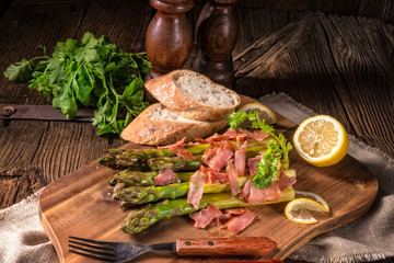 Green asparagus with serrano ham