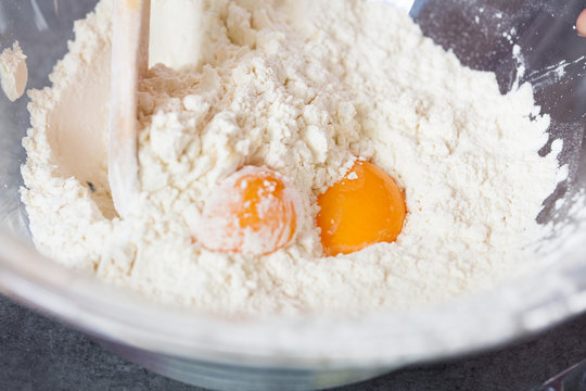 jaunes d'oeuf m&eacute;lang&eacute;s &agrave; la farine dans un saladier