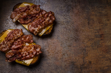 Cheese bread roasted with bacon