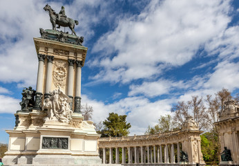 Fototapeta na wymiar Parque del retiro, monumento Alfonso XII, Madrid