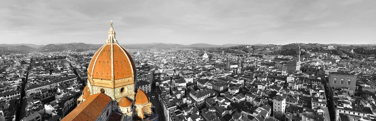Fotobehang Zwart-wit panorama van de stad Florence, Italië met selectieve kleur op de kathedraal © David Carillet