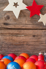 Weihnachtshintergrund: Rustikales Holz, Sterne und Christbaumkugeln, Hochformat