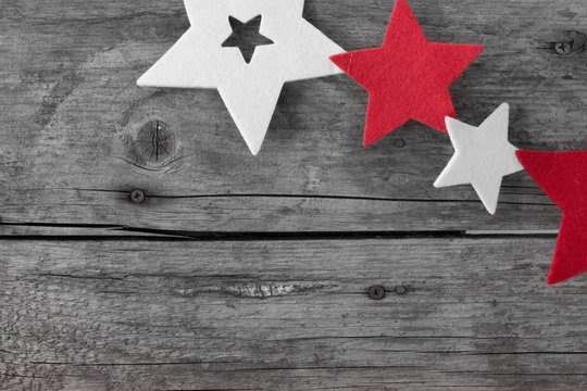 Rustikales Holz mit Sternen, Weihnachtshintergrund, schwarz wei&szlig;