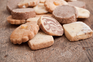 biscuits sablés alsaciens sur table en vieux bois