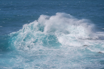 Fototapeta na wymiar gewaltige türkise Wellen bei Porto Moniz an der Nordküste von Madeira