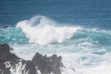 Fototapeta premium gewaltige türkise Wellen bei Porto Moniz an der Nordküste von Madeira