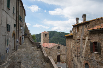 centro storico con antica chiesa, toscana, Italia