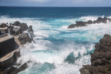 gewaltige türkise Wellen bei Porto Moniz an der Nordküste von Madeira