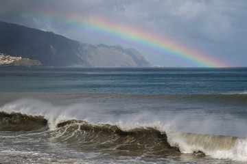kitschiger Regenbogen über der Küste von Madeira