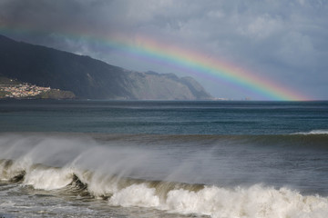 kitschiger Regenbogen über der Küste von Madeira