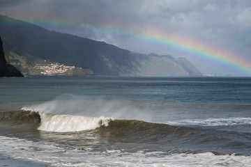 kitschiger Regenbogen über der Küste von Madeira