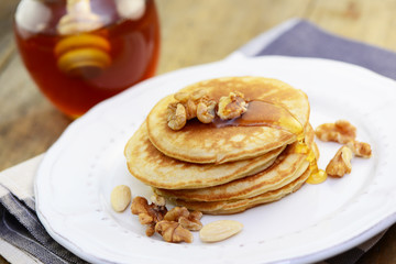 Pancakes Honig Nüsse