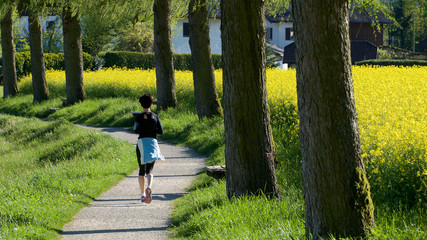 Junge Frau beim joggen