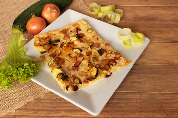 Quiche Lorraine, Zwiebelkuchen, Flammkuchen mit Tofu, Zwiebeln, Zucchini und Lauch - vegan
