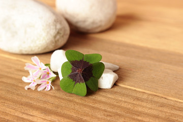 Neujahr, Jahreswechsel, Silvester mit vierblättrigem Kleeblatt und weißen Marmorsteinen, Happy New Year
