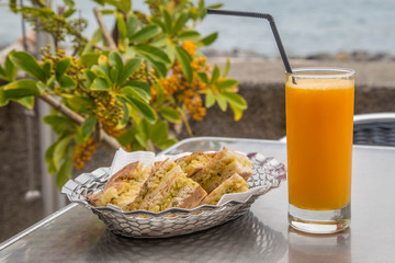 madeirisches Knoblauchbrot und frisch gepresster Orangensaft - typisch Madeira! :-)