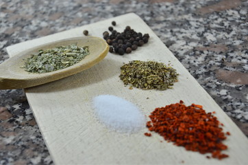 Küchenutensilien und Gewürze