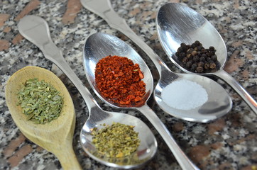 Küchenutensilien und Gewürze