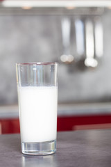 verre de lait sur une table de cuisine