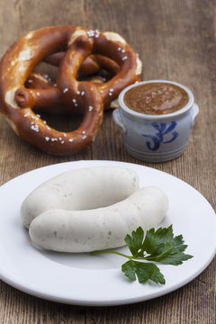 Bayerische Wei&szlig;wurst mit Brezel