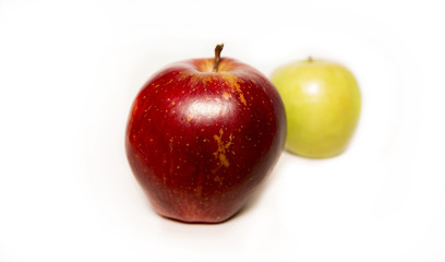 Manzanas diferentes colores en fondo blanco