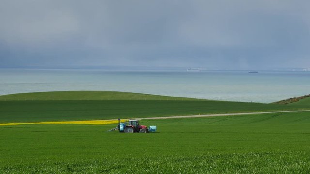 agriculteur r&eacute;pendant de l'engrais