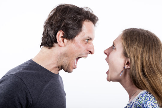 Hombre y mujer grit&aacute;ndose