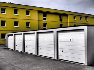 Durchnumerierte Autogaragen für Wohnungsmieter 