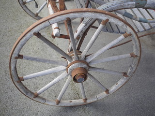 Nostalgisches - Altes Holzrad einer Pferdekutsche