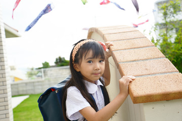 制服を着た幼稚園児