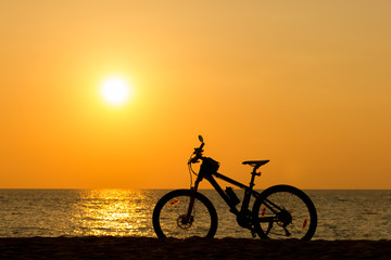 Obraz na płótnie Canvas Mountain bike on the beach and sunset