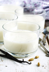 Milk jello with vanilla and cardamon