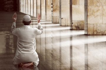 Religious muslim man praying - obrazy, fototapety, plakaty