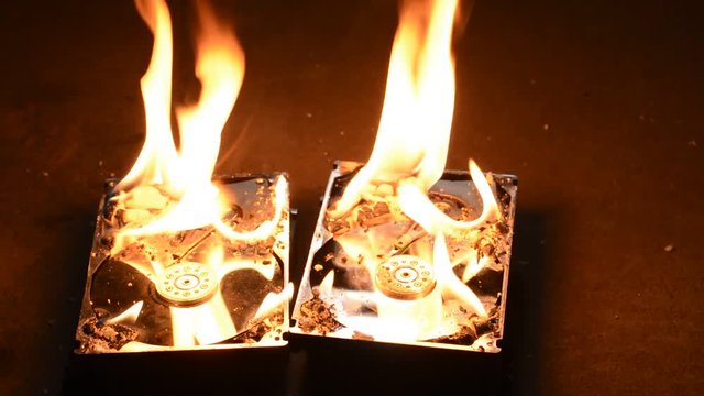 燃えるハードディスク