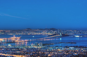 Obraz premium San Francisco Bay in Pre-Dawn Blue