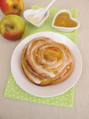 Pinwheel Hefeschnecke mit Apfelmus und Zuckerguss