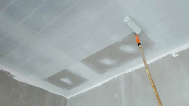 painting a gypsum plaster ceiling with painting roller