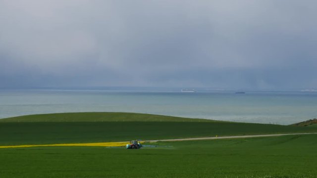agriculteur r&eacute;pendant de l'engrais
