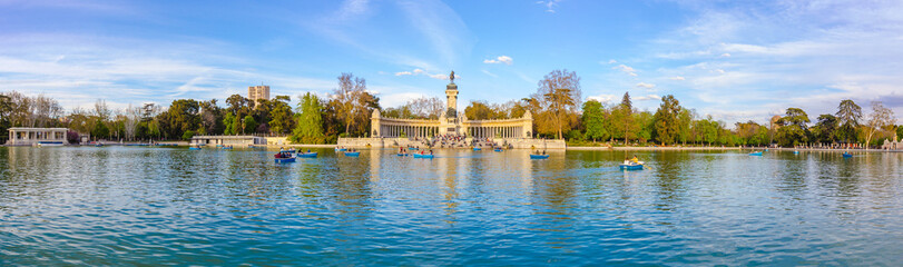 Fototapeta na wymiar Panoramica de estanque del Retiro, Madrid