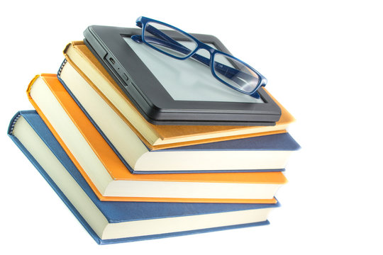 Libri e-reader e un paio di occhiali